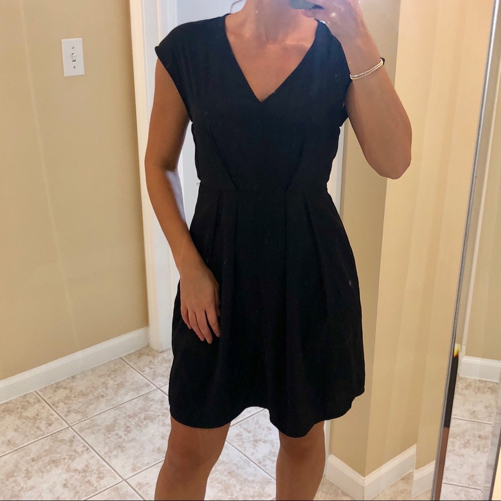 H&M flowy black mini dress V neck size 2.